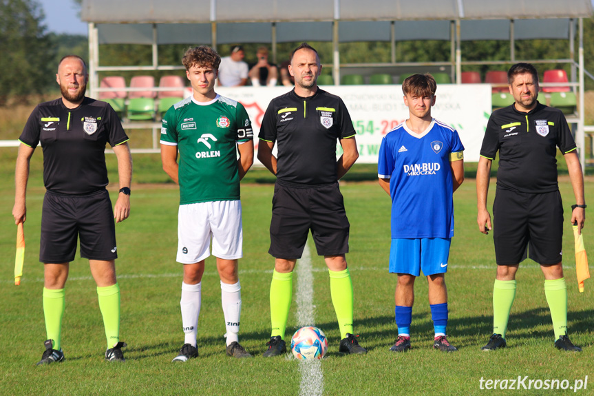 Sędziowali (od lewej): Mateusz Gumienny, Mariusz Szczepanik, Paweł Guzik; na zdjęciu z kapitanami drużyn - Kacprem Piękosiem i Kacprem Laskosiem