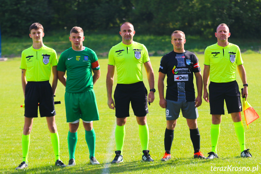Sędziowali (od lewej): Dominik Jaśkiewicz, Sławomir Kiełtyka, Radosław Kuszaj; na zdjęciu z kapitanami drużyn - Łukaszem Bronowiczem i Dariuszem Dziadoszem