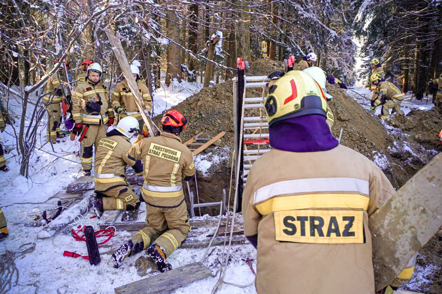 Akcja ratownicza w Golcowej. Mężczyzna przysypany ziemią