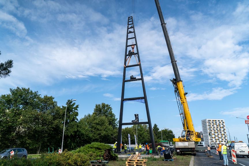 Drabina do nieba już góruje nad Rzeszowem. Trwa montaż pomnika