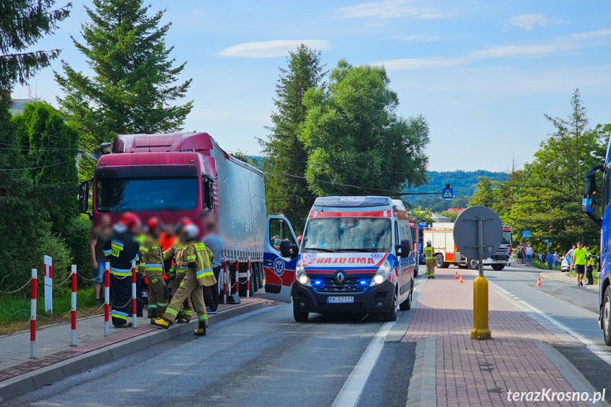 Dukla. Ciężarówka uderzyła w słup energetyczny