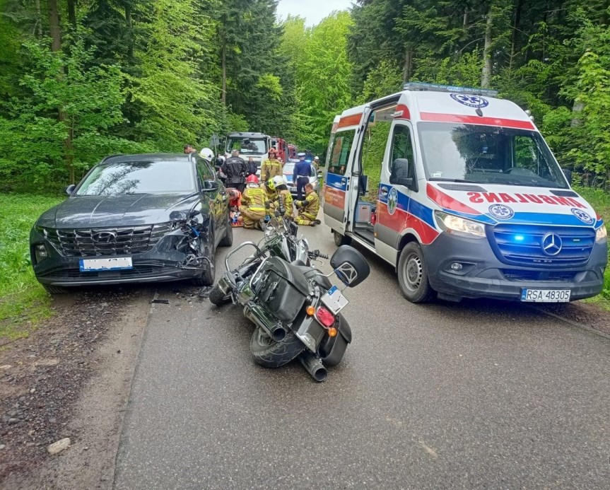 Motocyklem wjechał w zaparkowany samochód