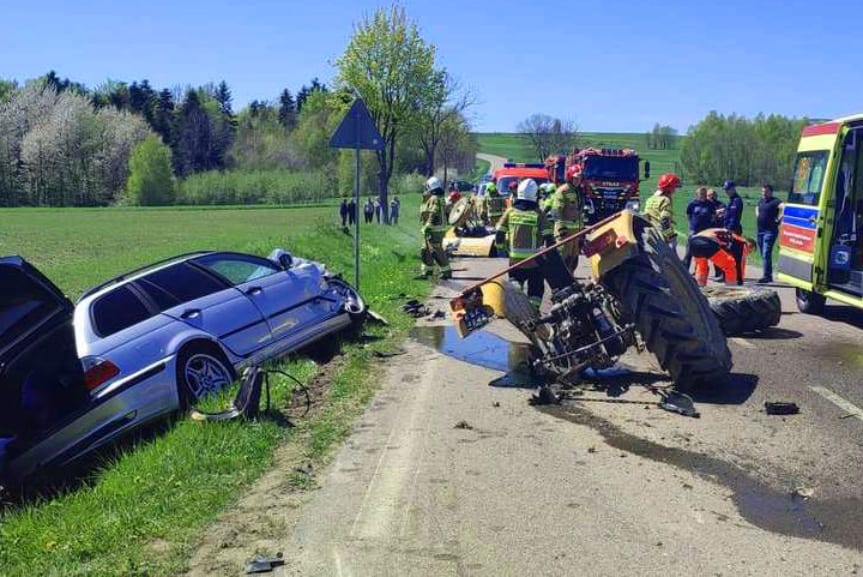 Wypadek w Wesołej. Zderzenie ciągnika z Bmw