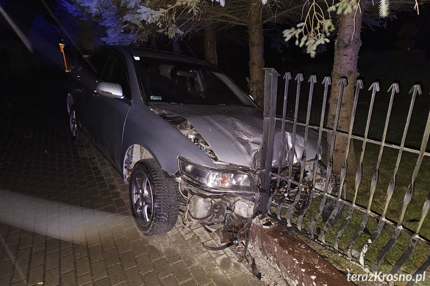 Zjechał z drogi i uderzył w ogrodzenie