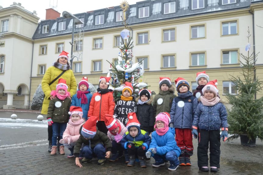 20 świątecznie udekorowanych choinek pojawiło na jasielskim rynku