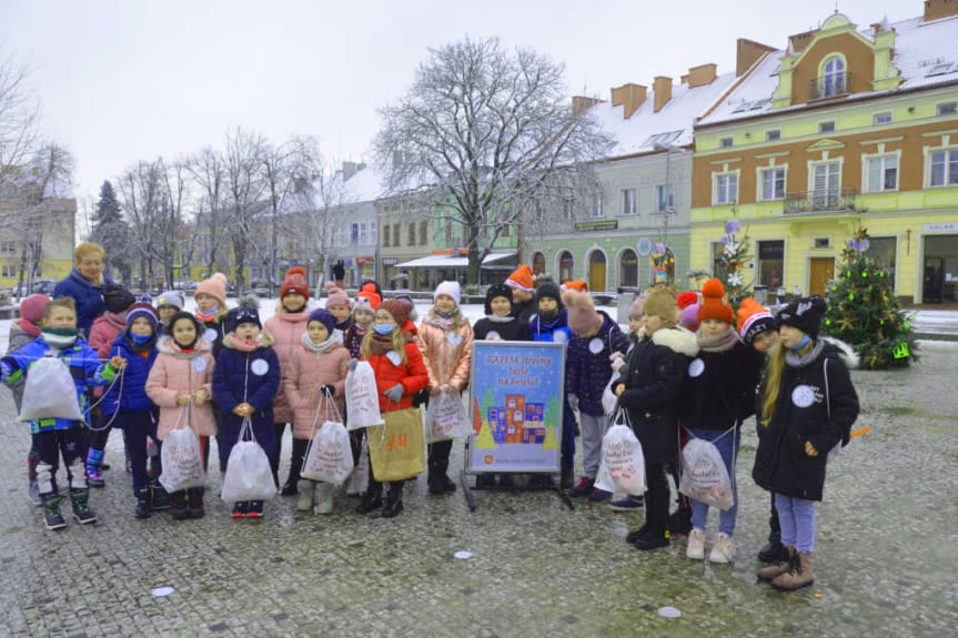 20 świątecznie udekorowanych choinek pojawiło na jasielskim rynku