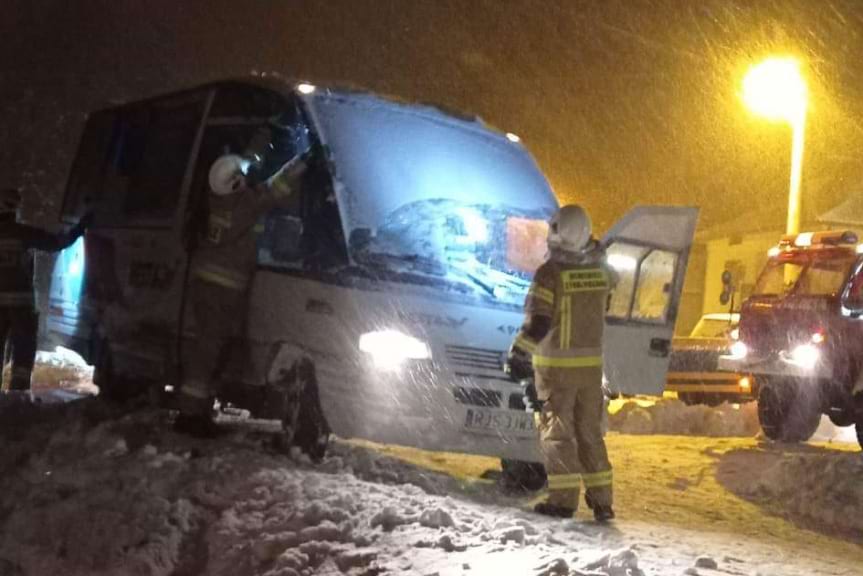 Autobus wypadł z drogi i przewrócił się na bok