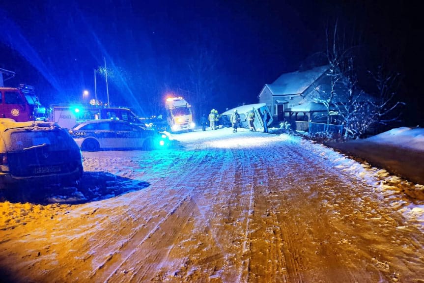 Autobus wypadł z drogi i przewrócił się na bok