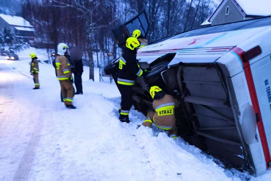 Autobus wypadł z drogi i przewrócił się na bok