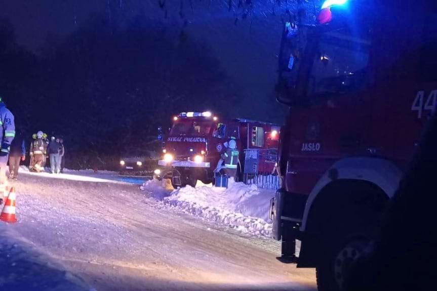 Autobus wypadł z drogi i przewrócił się na bok