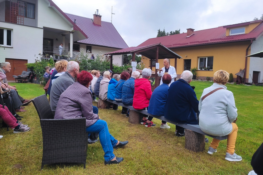 Członkowie Stowarzyszenia Wiecznie Młodzi w Niżnej Łące i Miejscu Piastowym