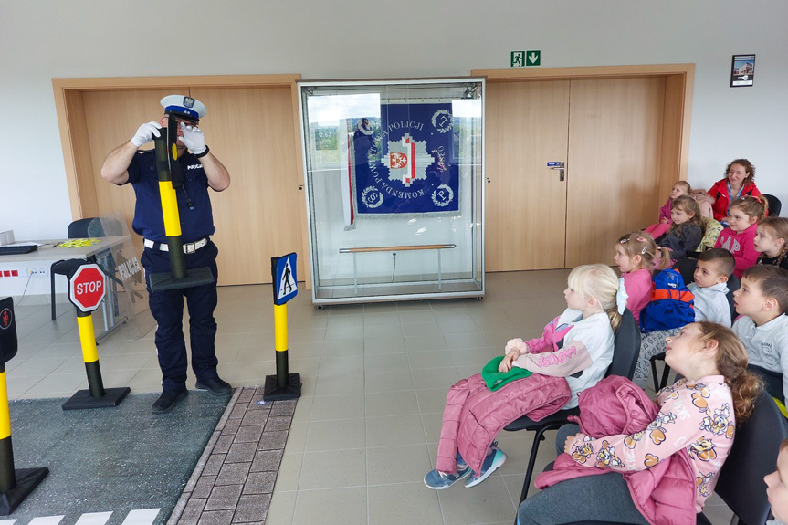 Dzieci odwiedziły jasielskich policjantów