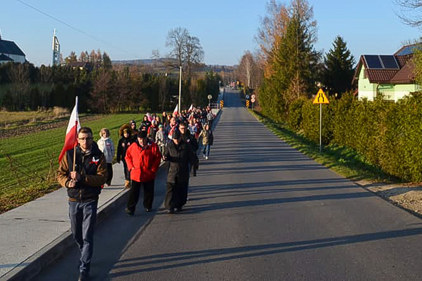 Marsz z okazji 106. rocznicy Święta Niepodległości w Sieklówce