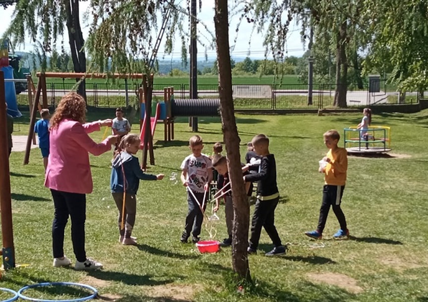 Piknik dla dzieci w bibliotece w Szebniach