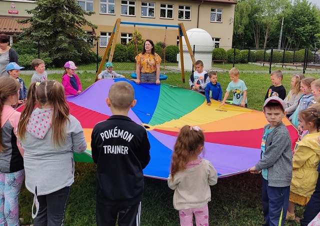 Piknik dla dzieci w bibliotece w Szebniach