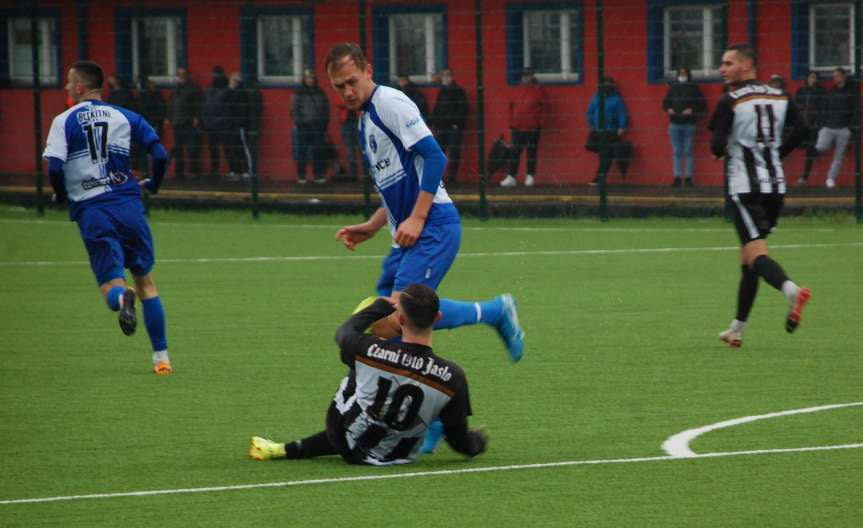 Piłka nożna. IV liga podkarpacka. Mecz Czarni 1910 Jasło - Błękitni Ropczyce 2-0