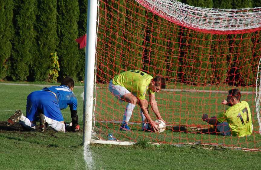 Piłka nożna. V liga krośnieńska. LKS Skołyszyn - Ostoja Kołaczyce 2-2