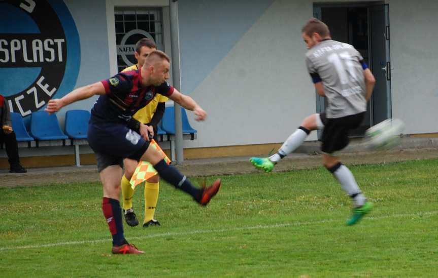 Piłka nożna. V liga krośnieńska. Mecz Nafta Jedlicze - Ostoja Kołaczyce 1-3