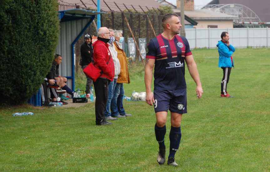 Piłka nożna. V liga krośnieńska. Mecz Nafta Jedlicze - Ostoja Kołaczyce 1-3