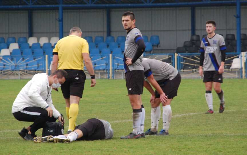 Piłka nożna. V liga krośnieńska. Mecz Nafta Jedlicze - Ostoja Kołaczyce 1-3