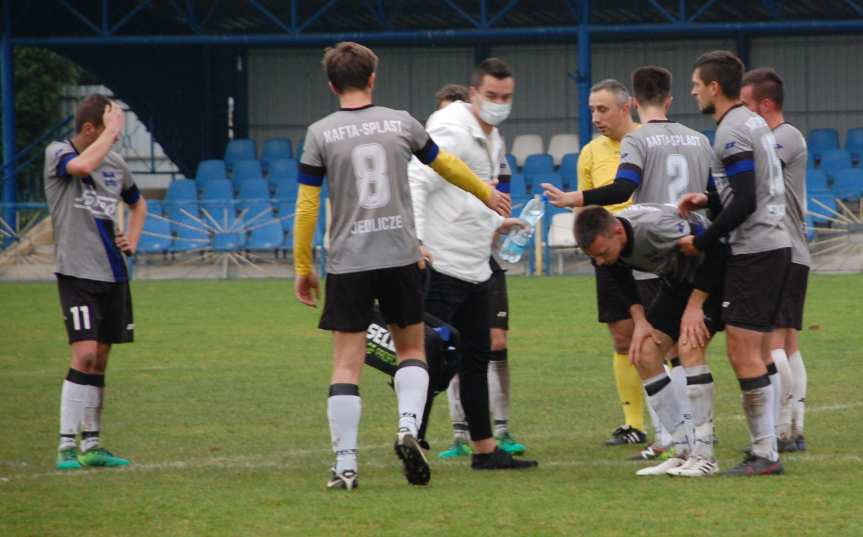 Piłka nożna. V liga krośnieńska. Mecz Nafta Jedlicze - Ostoja Kołaczyce 1-3