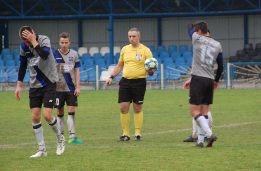 Piłka nożna. V liga krośnieńska. Mecz Nafta Jedlicze - Ostoja Kołaczyce 1-3