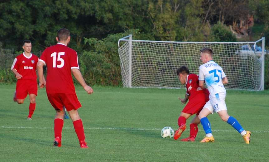 Piłka nożna. V liga krośnieńska. Mecz Tempo Nienaszów - Kotwica Korczyna 4-1