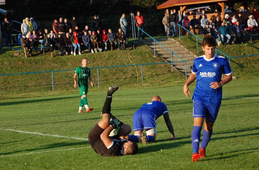 Piłka nożna. V liga krośnieńska. Mecz Tempo Nienaszów - Zamczysko Odrzykoń 4-0