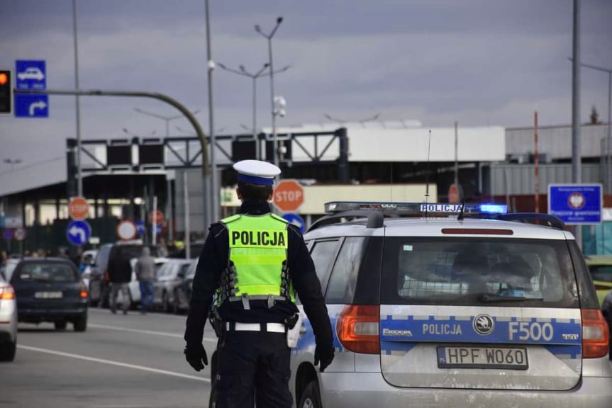 Policjanci dbają o bezpieczeństwo osób, które uciekają do Polski przed wojną