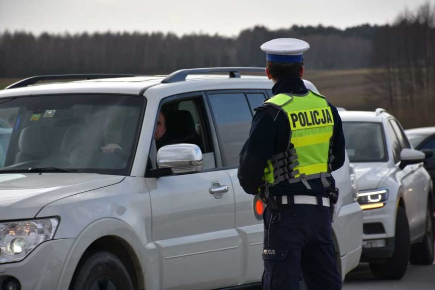 Policjanci dbają o bezpieczeństwo osób, które uciekają do Polski przed wojną