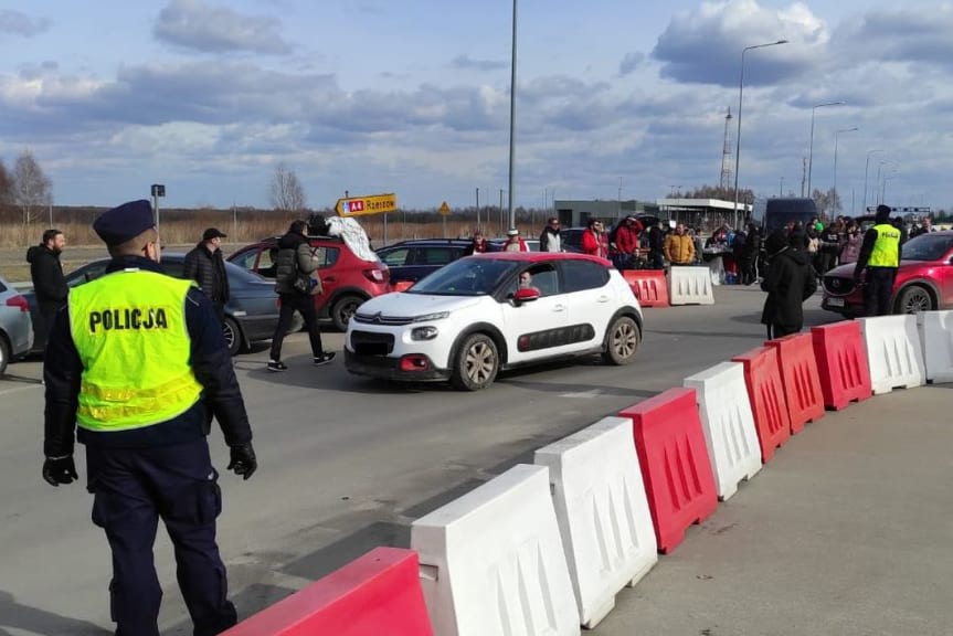 Policjanci dbają o bezpieczeństwo osób, które uciekają do Polski przed wojną