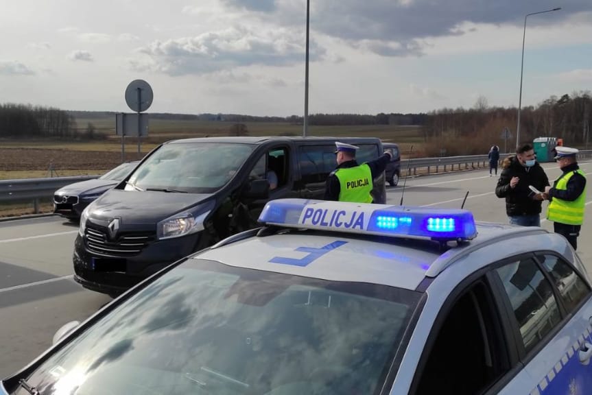 Policjanci dbają o bezpieczeństwo osób, które uciekają do Polski przed wojną