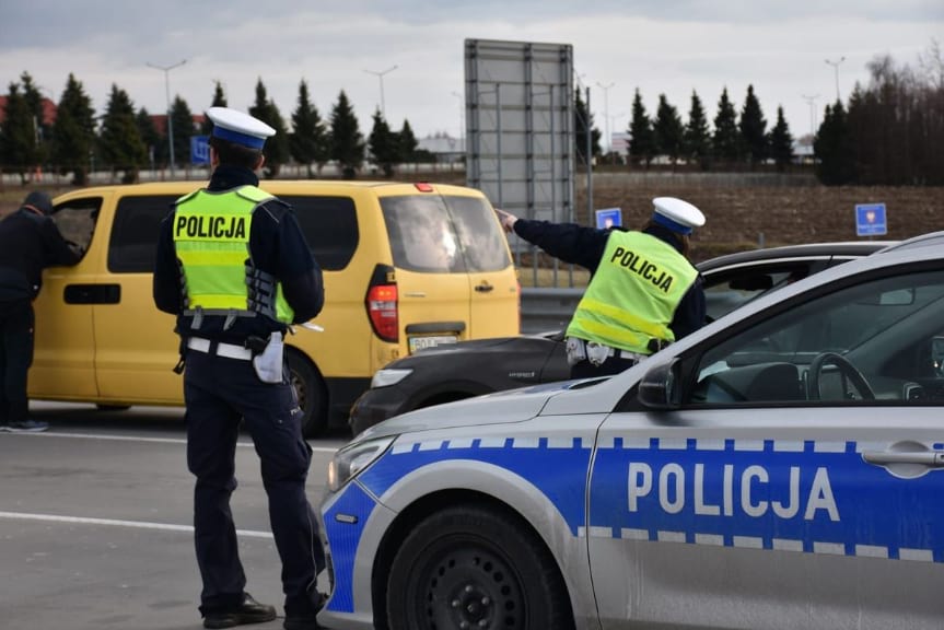 Policjanci dbają o bezpieczeństwo osób, które uciekają do Polski przed wojną