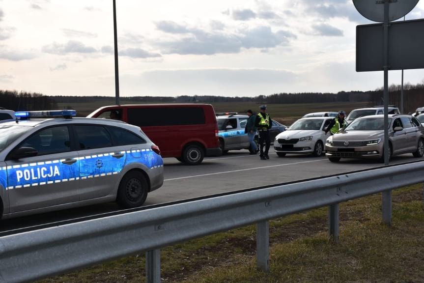 Policjanci dbają o bezpieczeństwo osób, które uciekają do Polski przed wojną