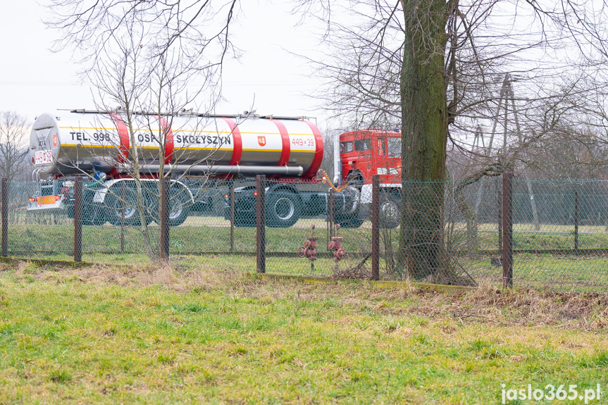 Pożar hali w miejscowości Roztoki