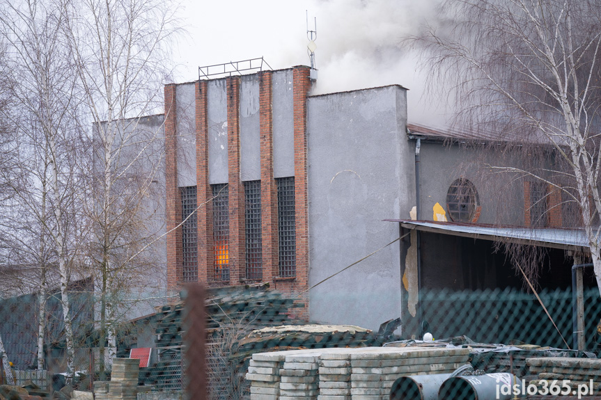 Pożar hali w miejscowości Roztoki