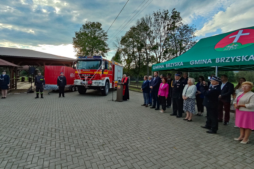 Przekazanie samochodu pożarniczego dla OSP Dąbrówka