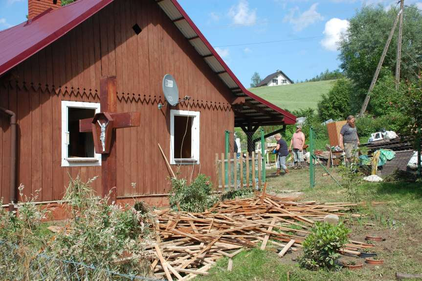 Sprzątanie po niszczycielskim żywiole w Trzcinicy