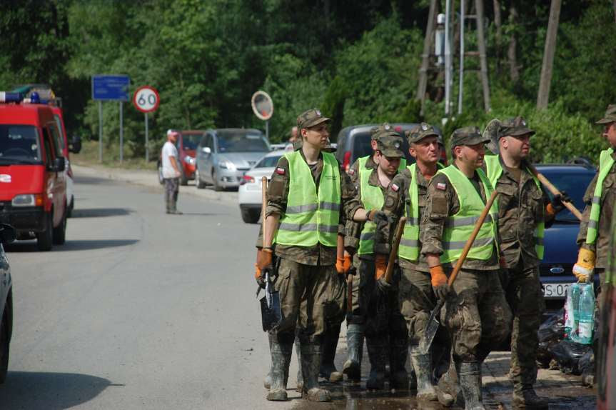 Sprzątanie po niszczycielskim żywiole w Trzcinicy