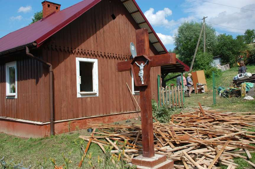 Sprzątanie po niszczycielskim żywiole w Trzcinicy