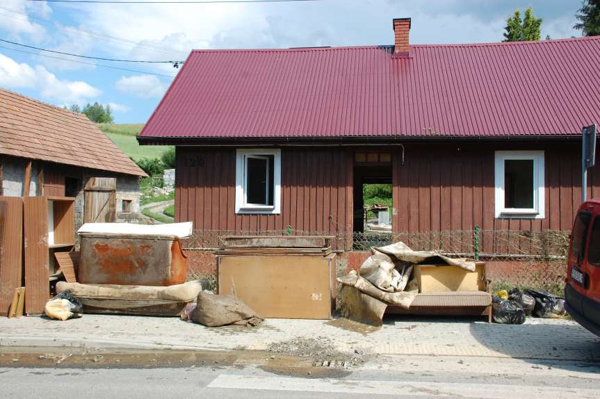 Sprzątanie po niszczycielskim żywiole w Trzcinicy