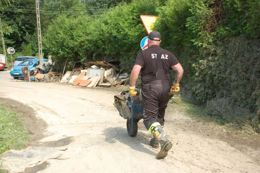 Sprzątanie po niszczycielskim żywiole w Trzcinicy