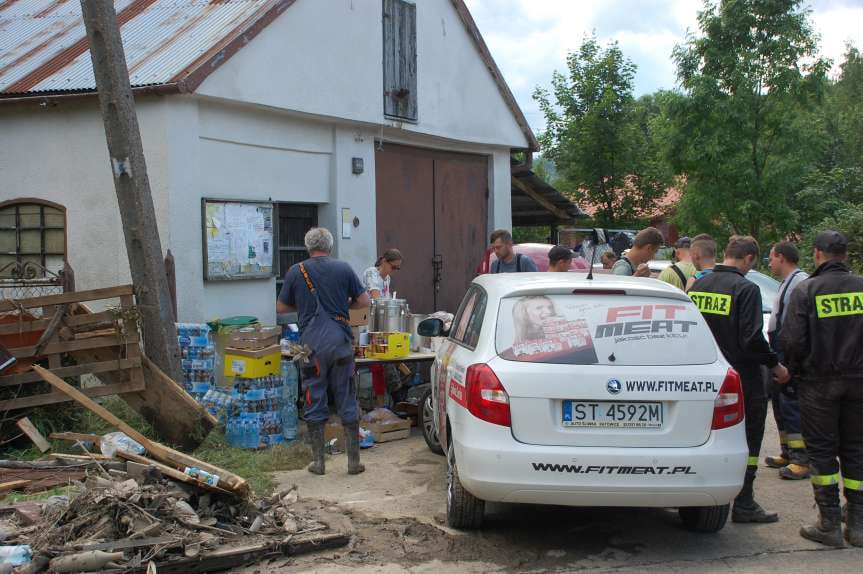 Sprzątanie po niszczycielskim żywiole w Trzcinicy