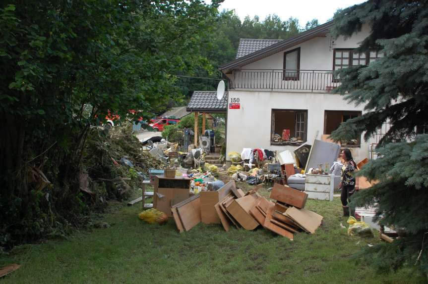 Sprzątanie po niszczycielskim żywiole w Trzcinicy