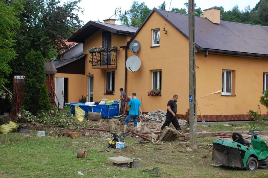 Sprzątanie po niszczycielskim żywiole w Trzcinicy