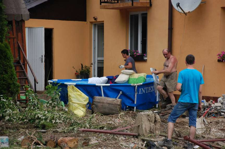 Sprzątanie po niszczycielskim żywiole w Trzcinicy