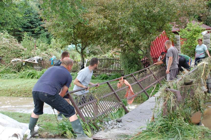 Sprzątanie po niszczycielskim żywiole w Trzcinicy