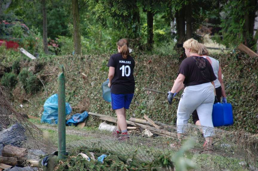 Sprzątanie po niszczycielskim żywiole w Trzcinicy