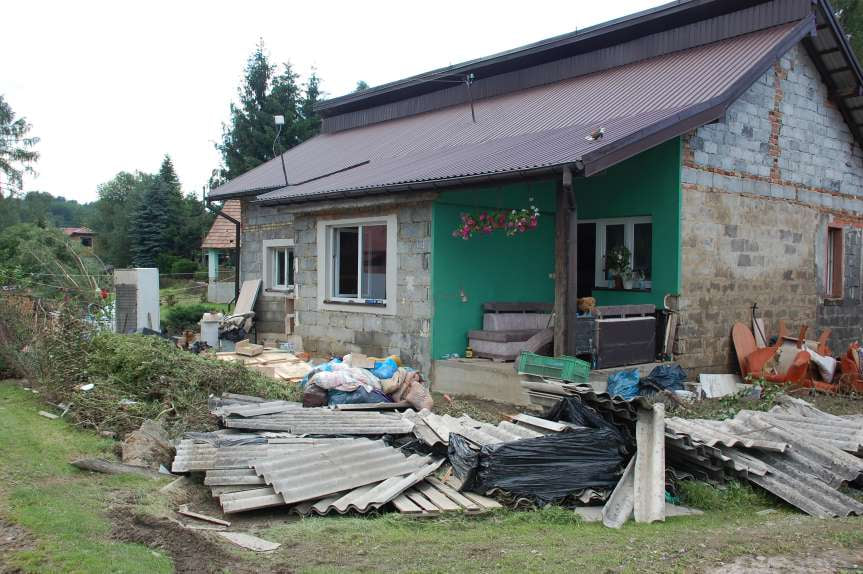 Sprzątanie po niszczycielskim żywiole w Trzcinicy