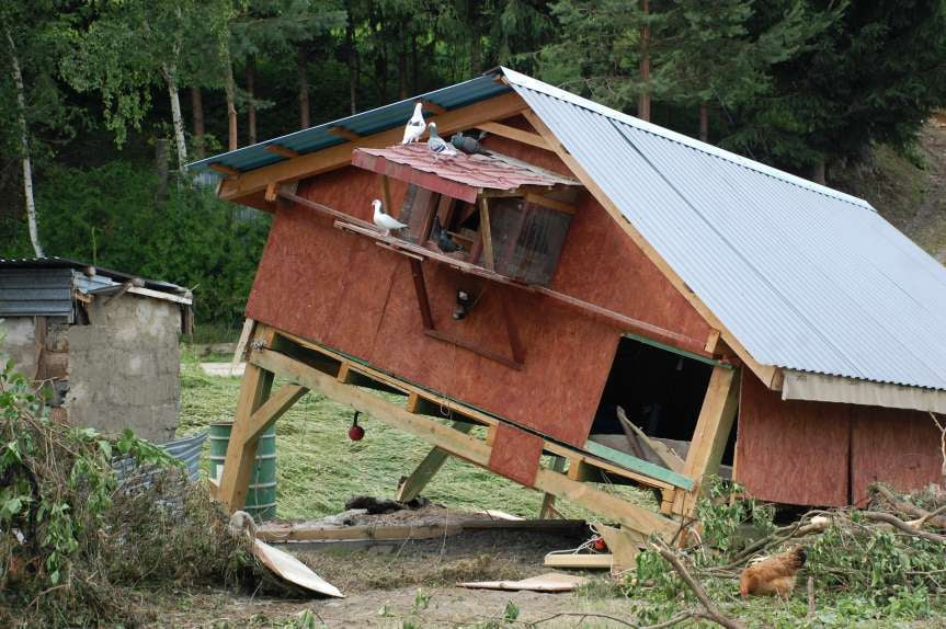 Sprzątanie po niszczycielskim żywiole w Trzcinicy